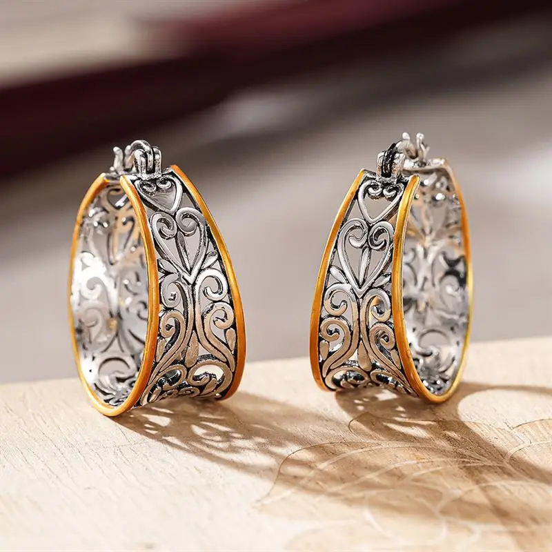 Huitan Damen Vintage Creolen Zweifarbiges Hohles Herz-Design Mode Party Hochzeit Elegante Accessoires Metall Damenschmuck