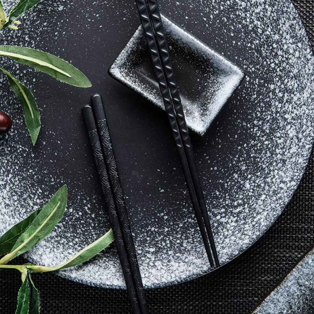 

2Pairs Non-Slip Pointed Chopsticks Alloy Eco-Friendly Carved Pattern for Friends and Family Gatherings