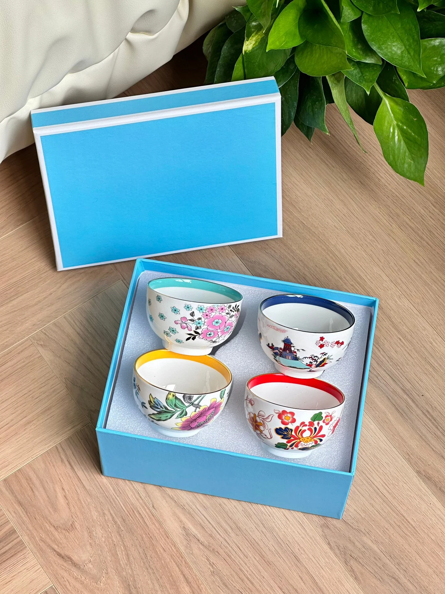 

Эти роскошные чайные чашки высокого класса изготовлены из тонкого костяного фарфора делают этот чайный сервиз. Превосходные праздничные подарочные чашки и чайные чашки.