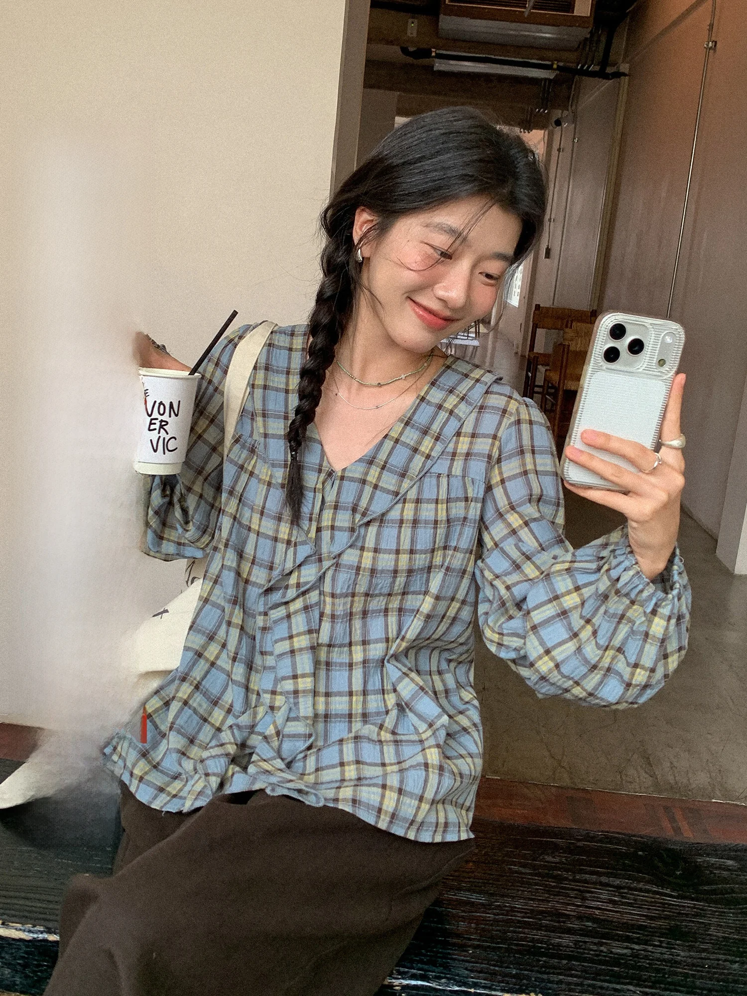 

Ретро-рубашка женская в клетку с длинным рукавом, V-образным вырезом, весна 2026, новый дизайн, с воротником-юбкой, свободный крой, повседневный модный топ