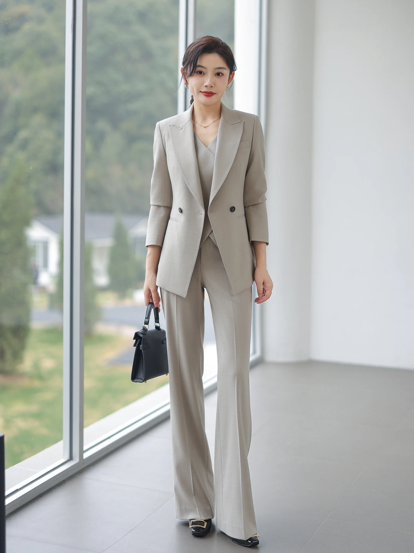 

Элегантный приталенный бежевый костюм для женщин: модный деловой комплект с брюками с высокой талией из шерстяной ткани на пуговицах