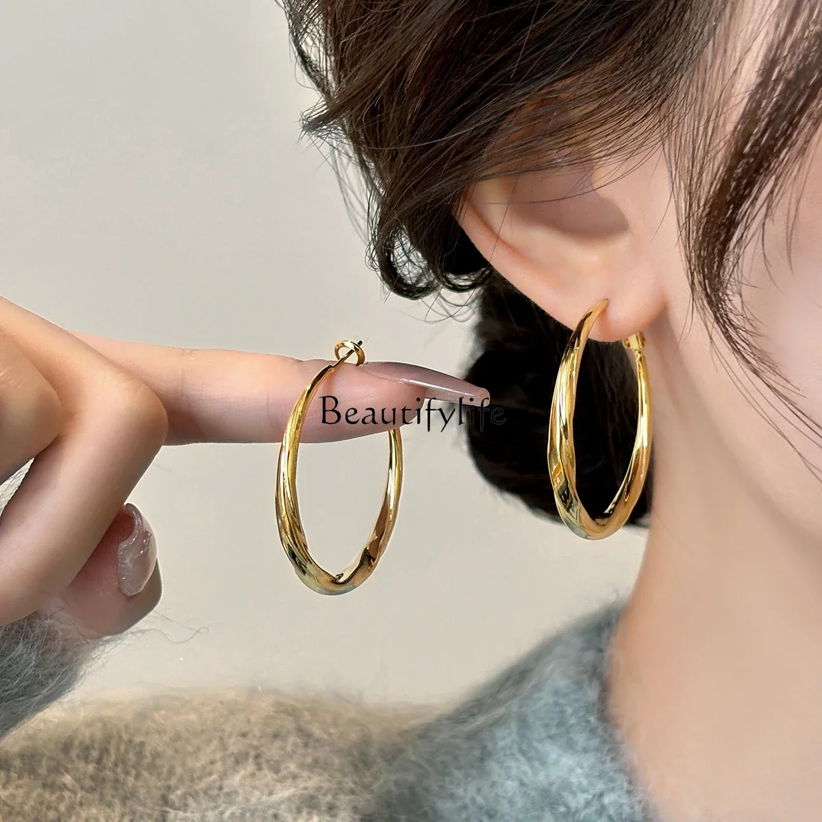 Retro Hong Kong style simple circle earrings women's European and American exaggerated high-end earrings