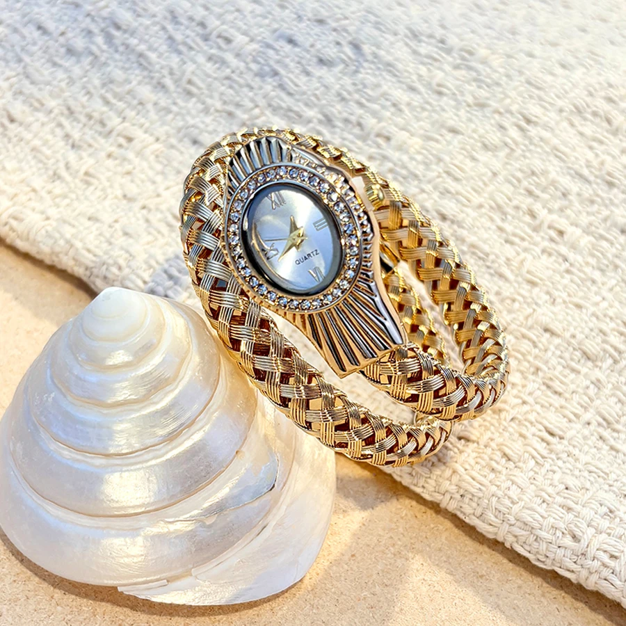 Montre pour femme ornée de têtes de serpent avec bracelet en acier tressé ajouré et accents de cristaux étincelants