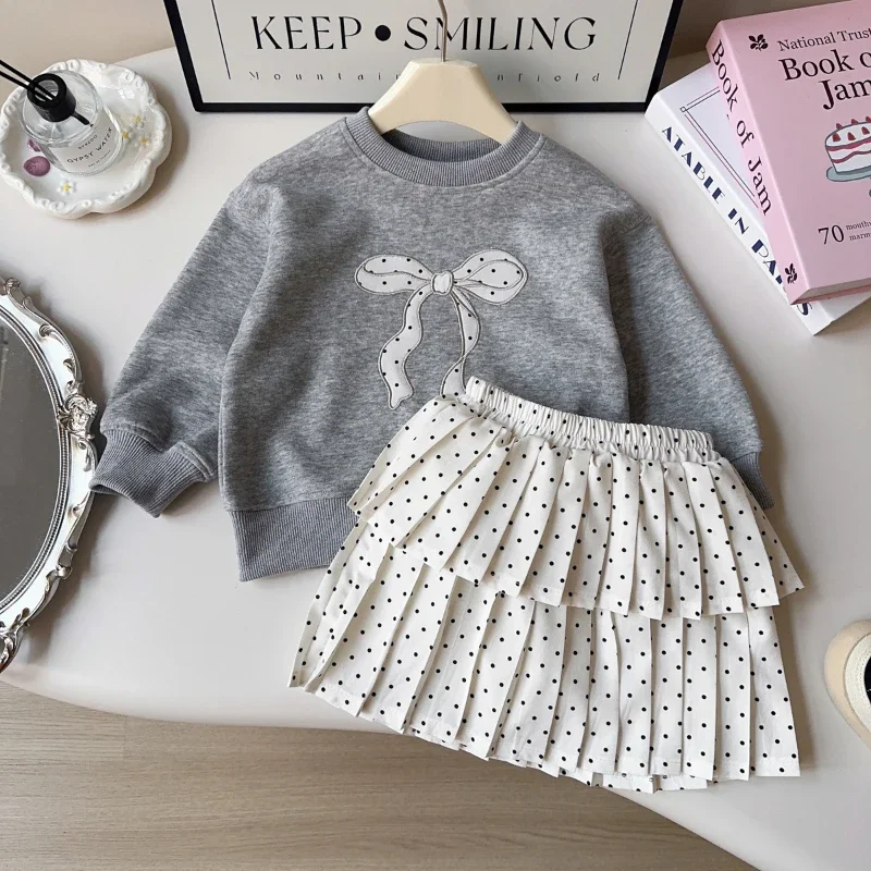

Girl's Suit Spring and Autumn New Little Girl's Bow Printed Round Neck Hoodie + Polka Dot Pleated Skirt Two-piece Set