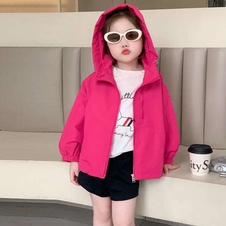 

Новинка 2025, яркая розовая ветровка с капюшоном для девочек, осенняя куртка 2025 года, повседневная верхняя одежда с длинными рукавами для малышей, милое детское пальто