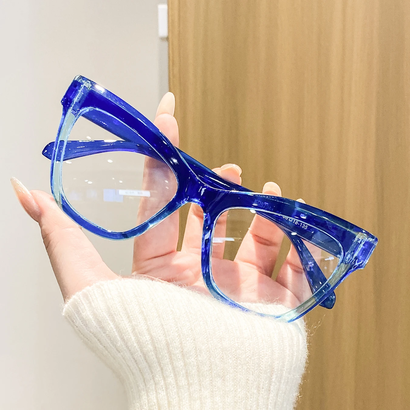 1 Pair of Women's Retro Cat-Eye Blue Square Frame Decorative Non-Prescription Glasses, Stylish and Sophisticated, Perfect for Everyday Wear, Shopping, Visiting Stores, and Hanging Out with Friends