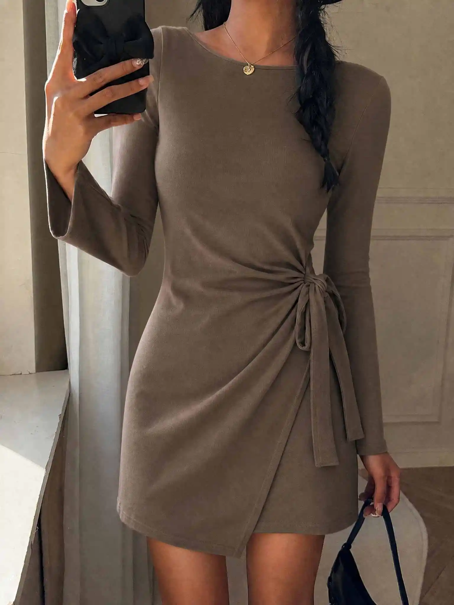Einfarbige, lässig-elegante, geknotete, mit Kordelzug versehene Urlaubskleider, Damen-Minikleider, Herbstkleider für Frauen. – Detail 1