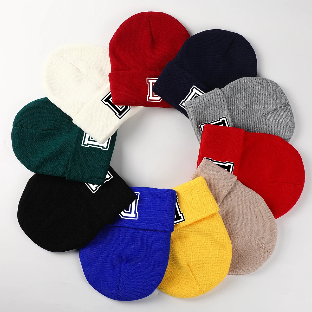 أسود أبيض خطابات طباعة الخريف قبعة شتوية للنساء الرجال يندبروف Skullies Beanies بسط خفيفة الوزن قبعات باردة الدفء