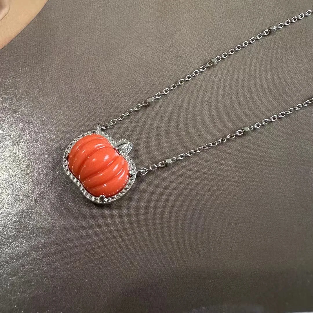 YEEVAA Collar con colgante de piedras preciosas de humor espeluznante de calabaza pequeña naranja de Halloween para mujer, joyería de moda, regalos únicos