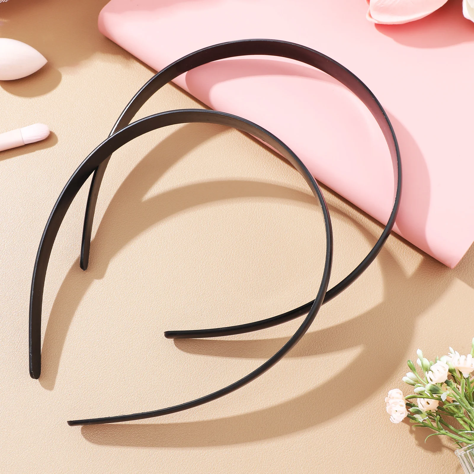 20 قطعة من عصابات الرأس البلاستيكية السوداء رقيقة بسيطة عقال للنساء المراهقات خفيفة الوزن ومريحة إكسسوارات الشعر السائبة