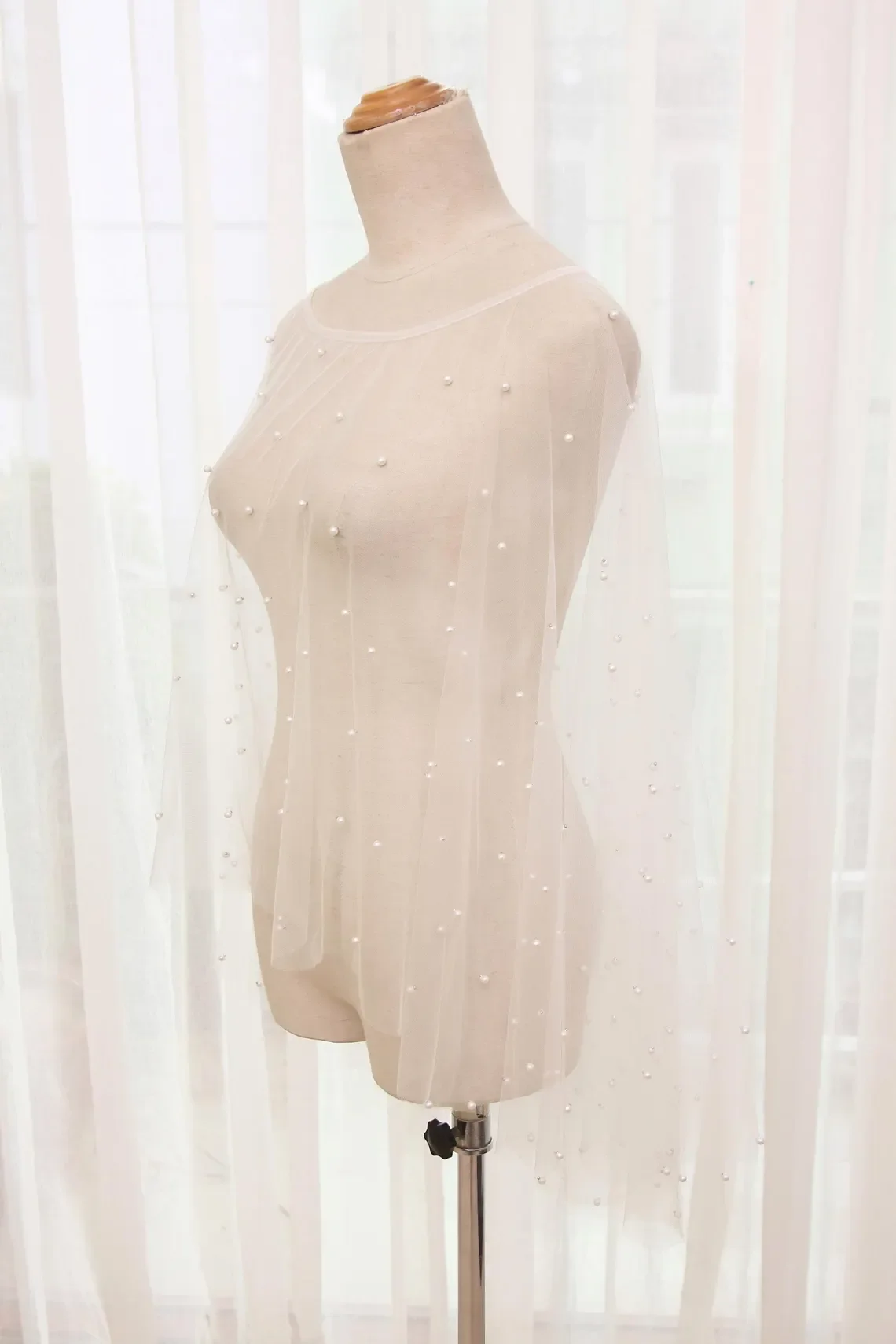 Customized Pearls Wedding Boleros 2026 Short Front Long Back Women Topper Bride Shrugs Bridal Capes Shawl Wedding Accessories