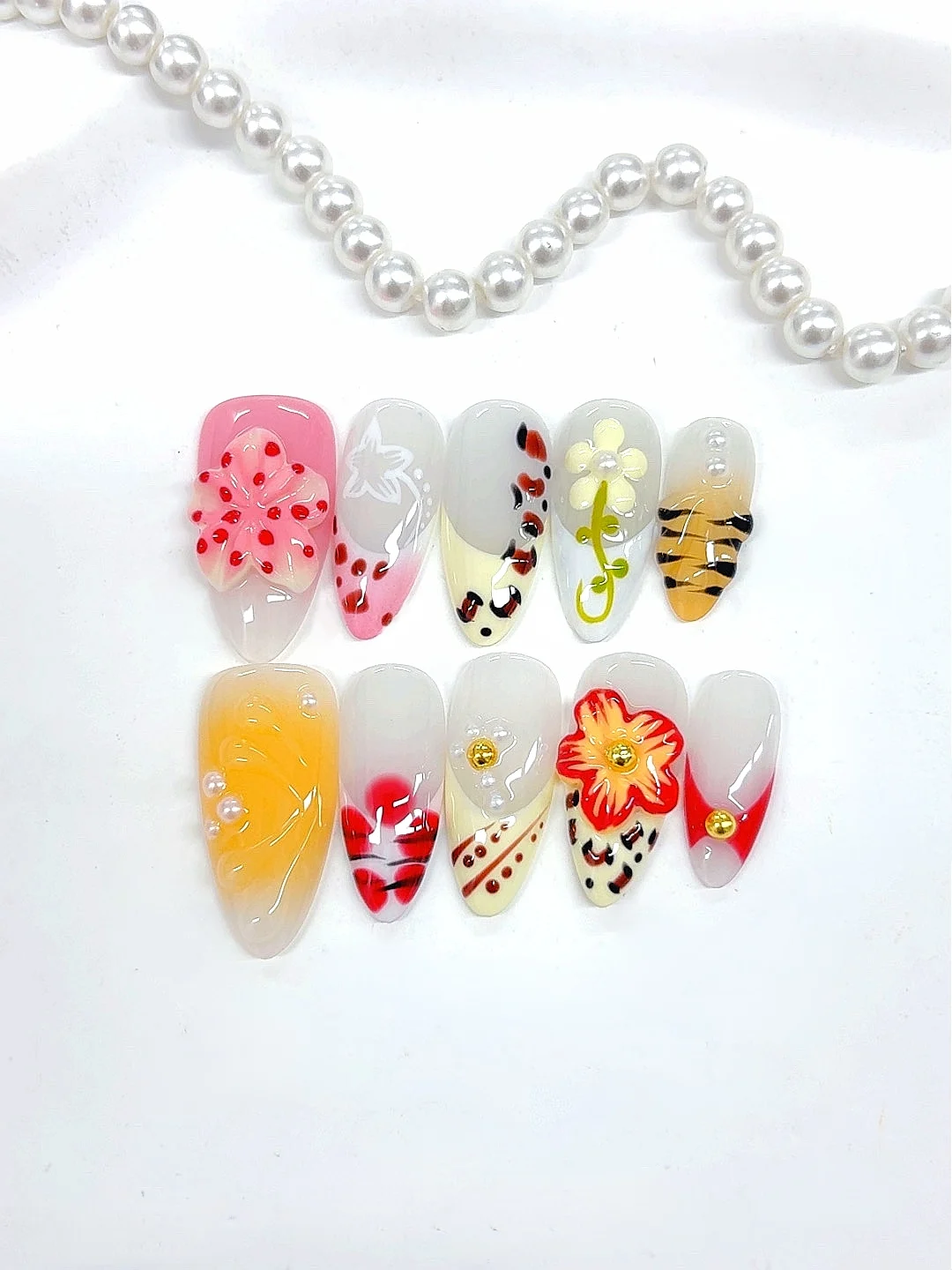 Encantadores unhas prensadas em forma de amêndoa com diversos designs florais e padrões (D521)