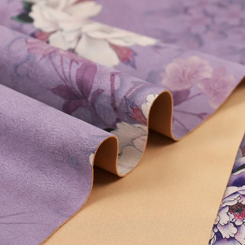 Leder- und Samtbedruckter Stoff für ältere Menschen mittleren Alters, handumwickeltes Cheongsam