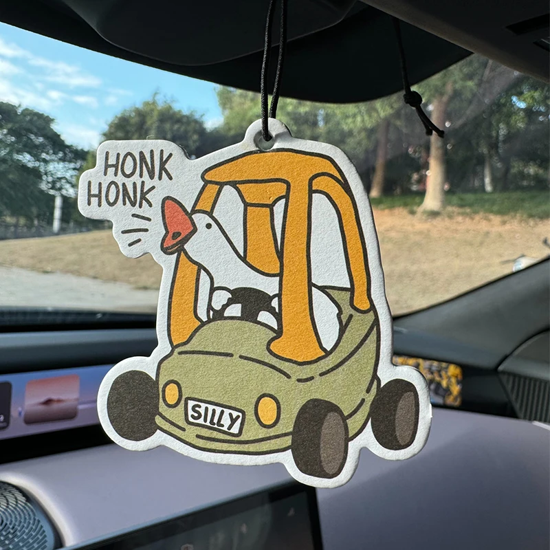 Divertente deodorante per auto Honk Honk Hilton (profumo dell'hotel). |     Ciondolo specchietto retrovisore e clip di sfiato a doppio scopo |     Compresse per aromaterapia in materiale naturale |     Fragranza duratura per 90 giorni |     Non alcoolico |     Non ha paura del sole |     Progettato specifico per deodorare auto, armadi e bagni. |     Modello di animazione dei cartoni animati |     Unisex |     Fragranza di lusso |     Cinque stelle