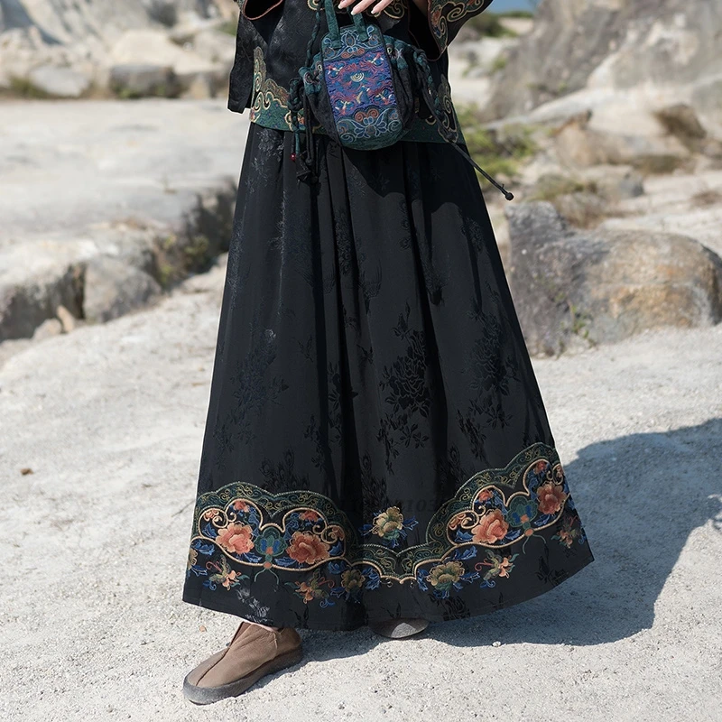 تنورة صينية تقليدية لعام 2025 تنورة شعبية مطرزة بالزهور الوطنية من قماش الجاكار الساتان تنورة عتيقة على شكل حرف a تنورة بخصر مطاطي