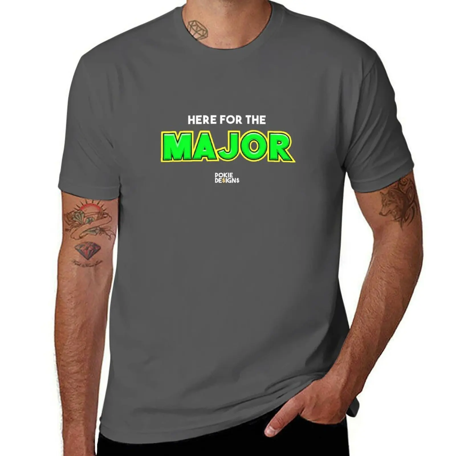 

FOR THE Designs - MAJOR HERE Design Pokie T-Shirt Work Wear Lightweight Tee