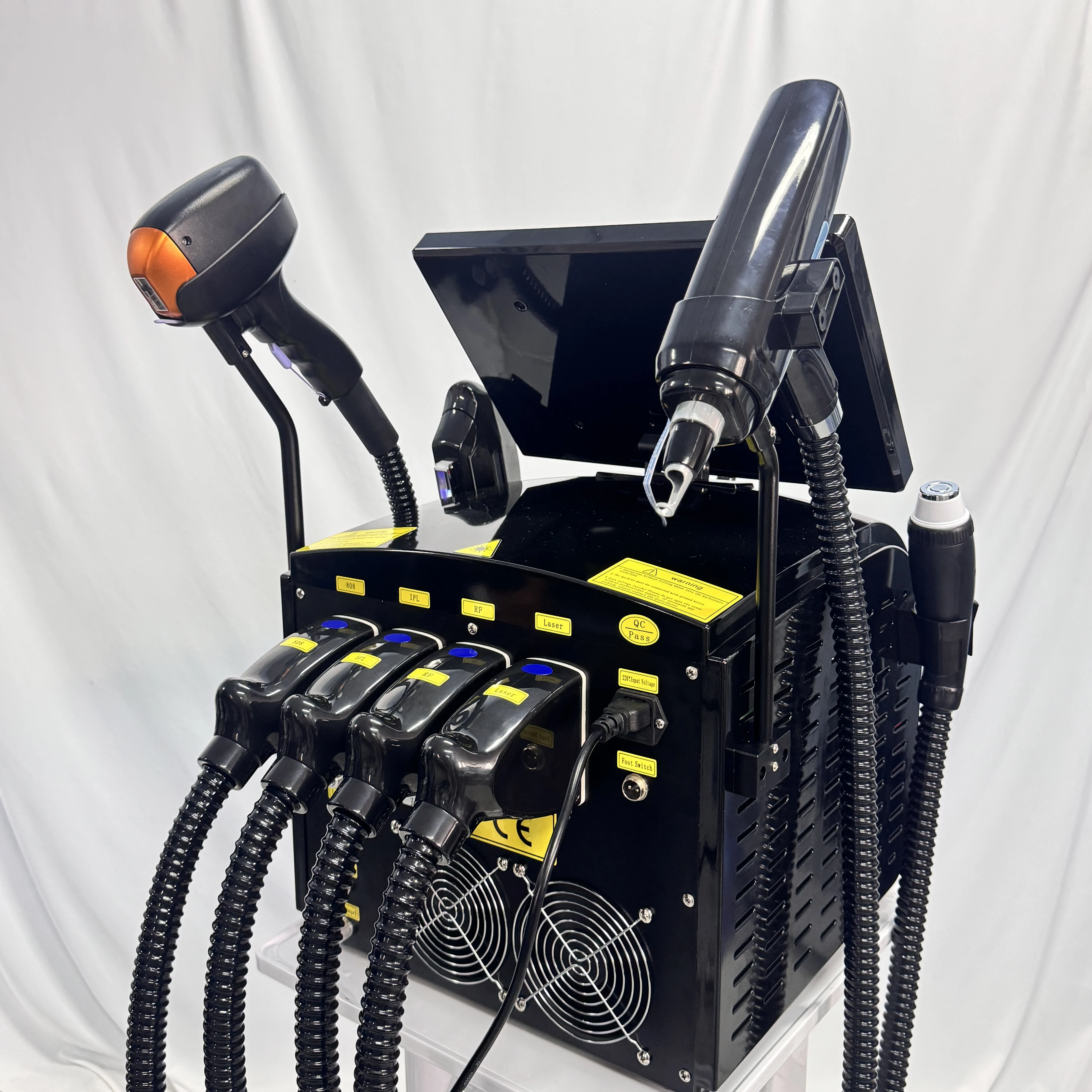 

Многофункциональный лазерный аппарат 4-в-1 для безболезненного удаления волос: диодный (755, 808, 1064 нм) и Nd:YAG (4000 Вт) с титановым охлаждением Ice Platinum