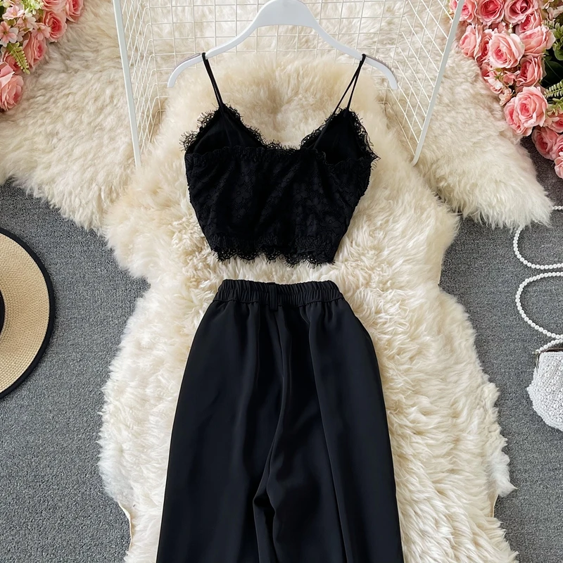 Calça de cintura alta e perna larga, conjunto casual f de duas peças, calça e e foada com fenda e top moderno.