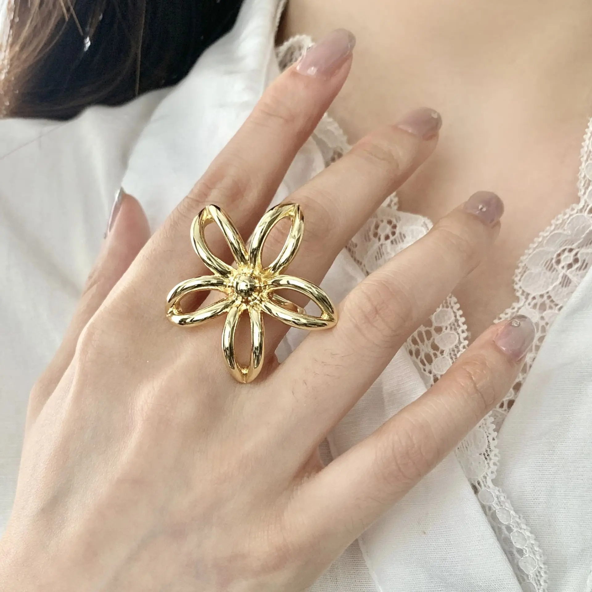 

Ele Hollow out Flower Ring for Women Heavy Work Open Sle Faionable Trendy Ring Finger Accory Fem G