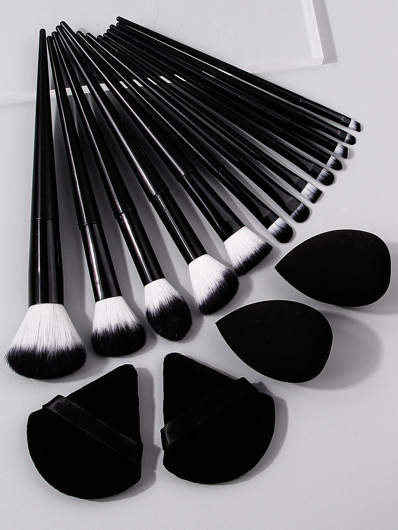 19 STKS Professionele setcombinatie: 13 multifunctionele make-upborstelset + 6 zachte en niet-plakkerige spons-eieren/poederwolken