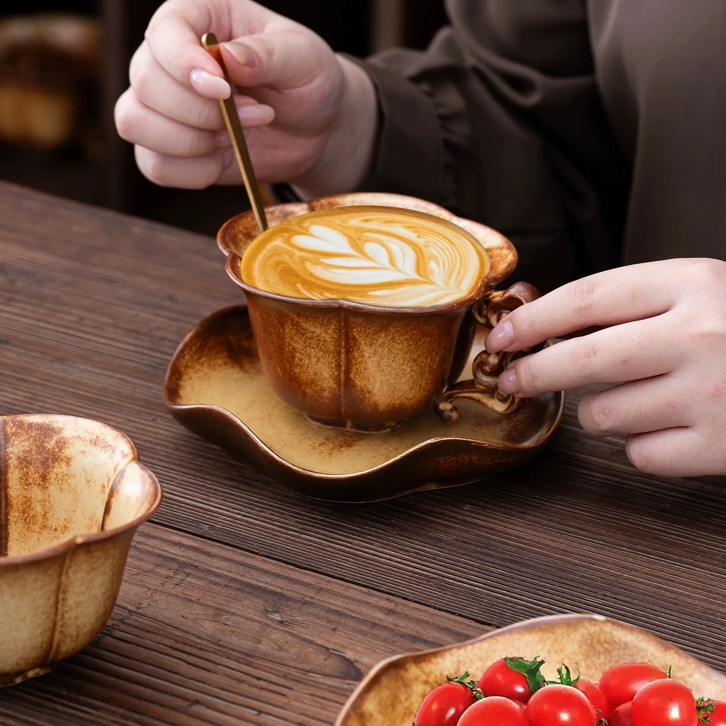 

Кофейная чашка в стиле ретро, цветок латте, послеобеденный чай, керамическая чашка, украшение для гостиной, украшение для дома, посуда для напитков