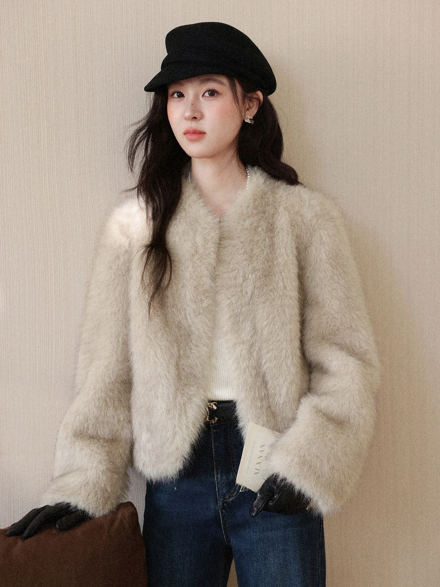 

Женская свободная куртка-пуховик из искусственного меха для осени и зимы, белая, пушистая, модная, из искусственной кожи