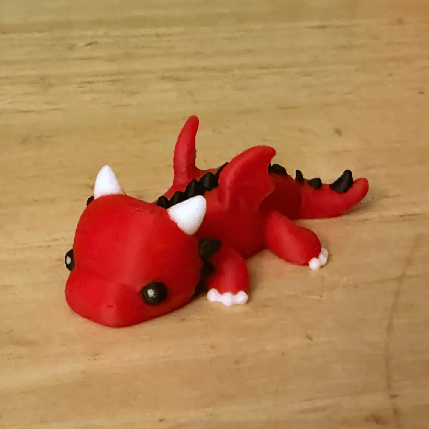 Mini-Drachenfigur in Rot, die sich biegen lässt – kleine Drachenstatue mit beweglichen Flügeln – Tischdeko für Miniatur-Landschaften. – Detail 5