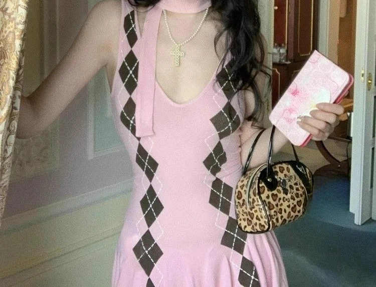 

Pink Diamond V-neck Suspender Dress for Women's Summer Temperament Thin Waist Pleated Knitted Skirt