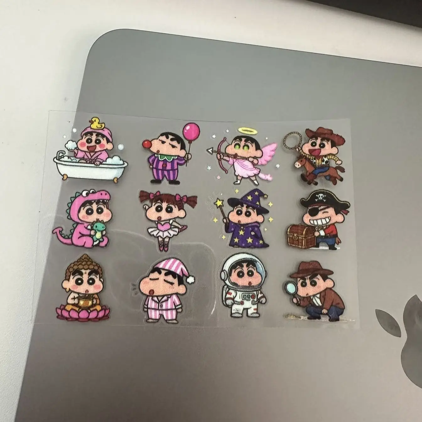 Crayon Shin-chan 3D Wasserfeste Transferaufkleber - Niedliche Cartoon-Stil Handy-Dekorationen für DIY-Aufkleber