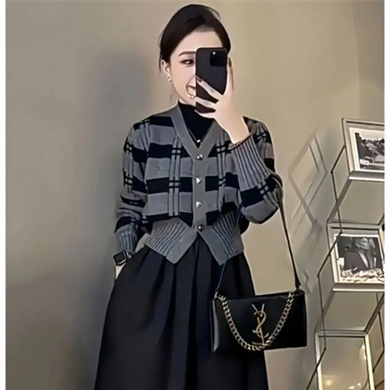 เสื้อสเวตเตอร์แฟชั่นสั้นสำหรับผู้หญิง เสื้อแจ็คเก็ตถักนิตติ้ง 2026 รุ่นใหม่ ฤดูใบไม้ผลิ ฤดูใบไม้ร่วง สีสันตัดกัน ลายทาง เสื้อคลุมคาร์ดิแกนถักนิตติ้ง