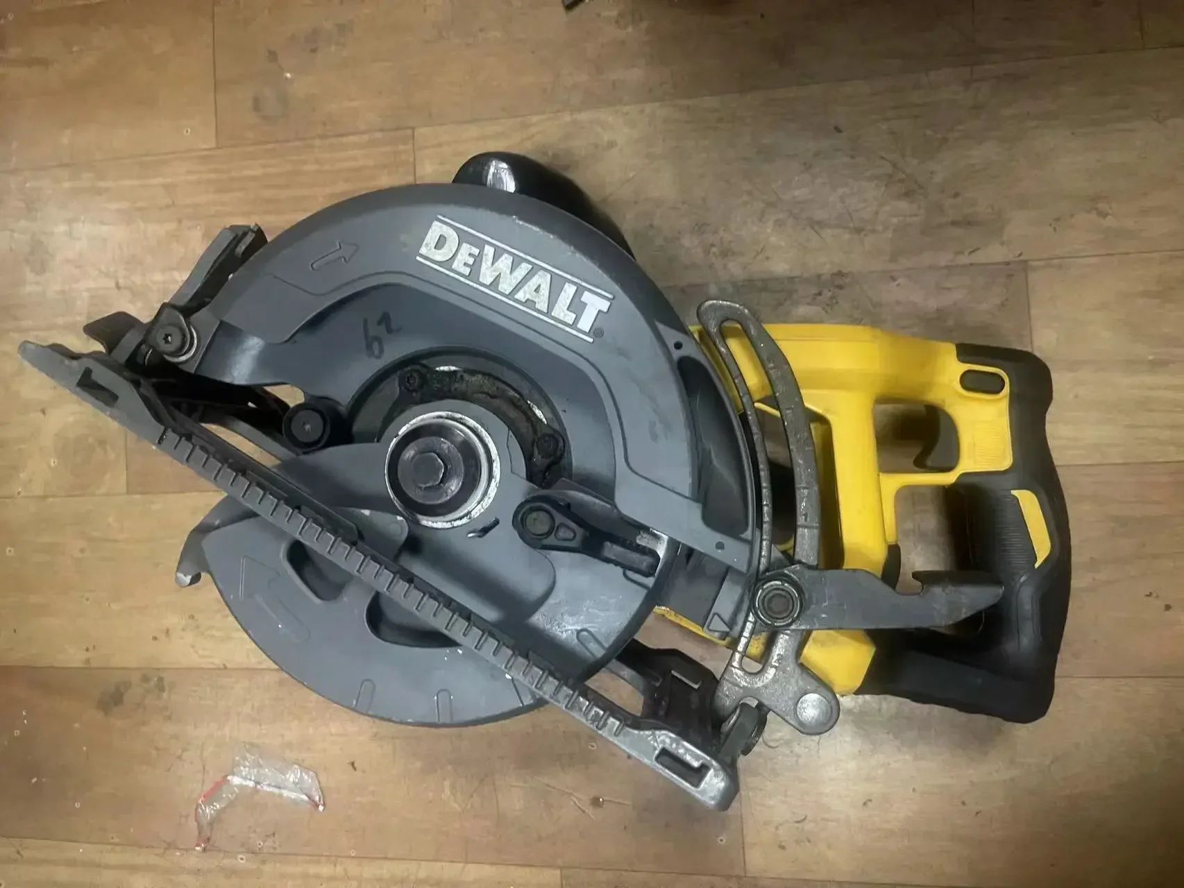 

USED DEWALT DCS577B FLEXVOLT 60V MAX 7-1/4" Worm Drive Style Saw. SAW ONLY. SECOND HAND