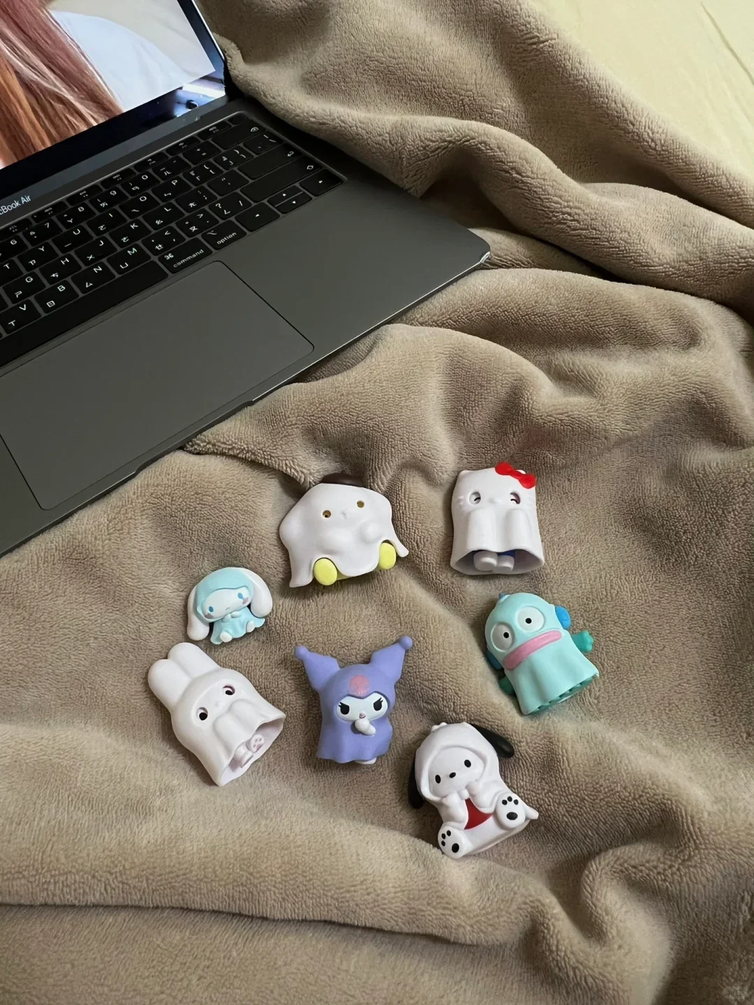 

Фигурки аниме Cinnamoroll Kuromi в стиле призрака, мини-фигурка, милое украшение для рабочего стола, модель игрушки, подарки на Хэллоуин для девочек