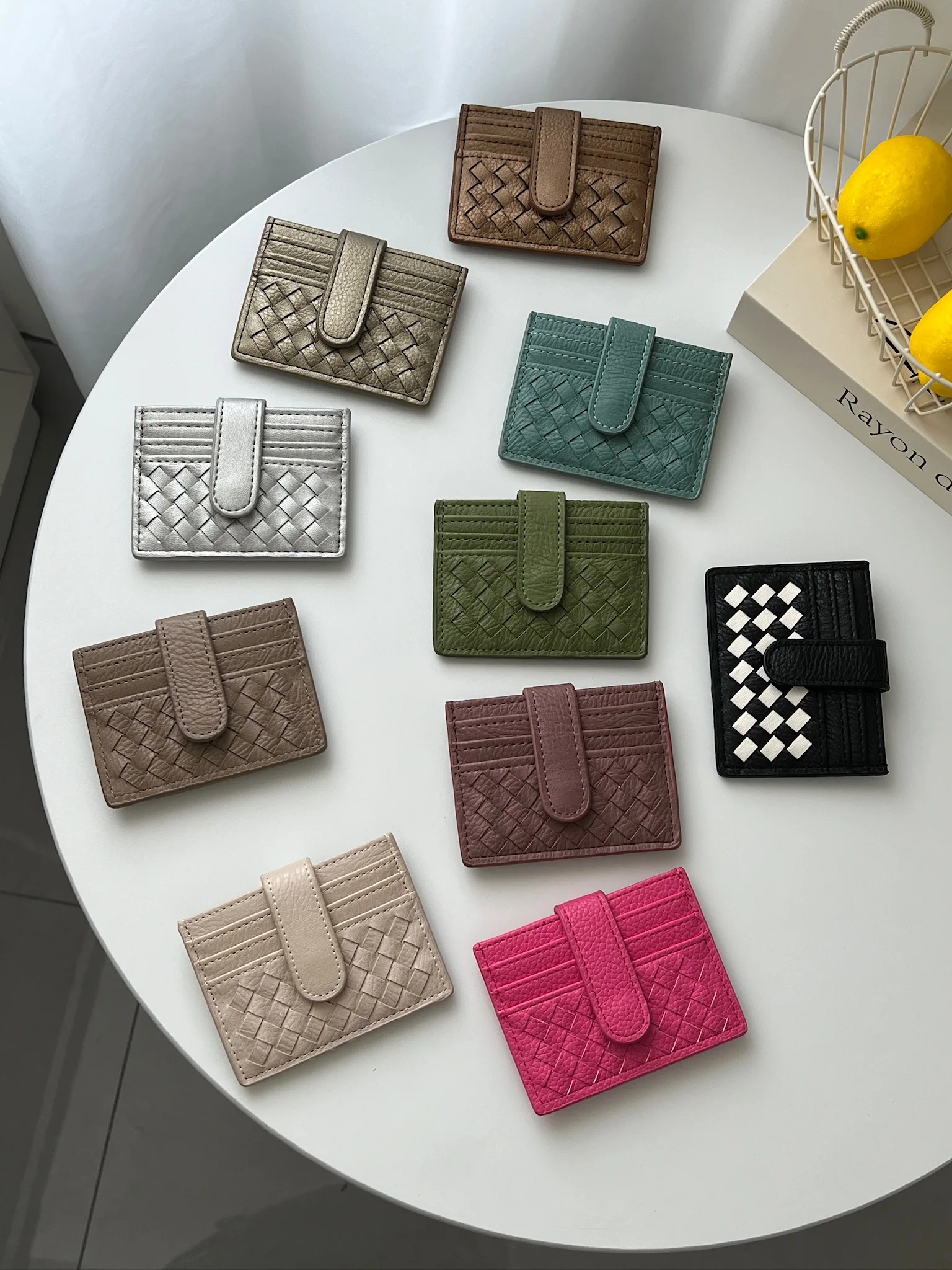 

Держатель для карт нового дизайна для 2025 года. Чистая ручная работа, удобная для переноски, маленькая сумка для карт общего назначения для мужчин и женщин.