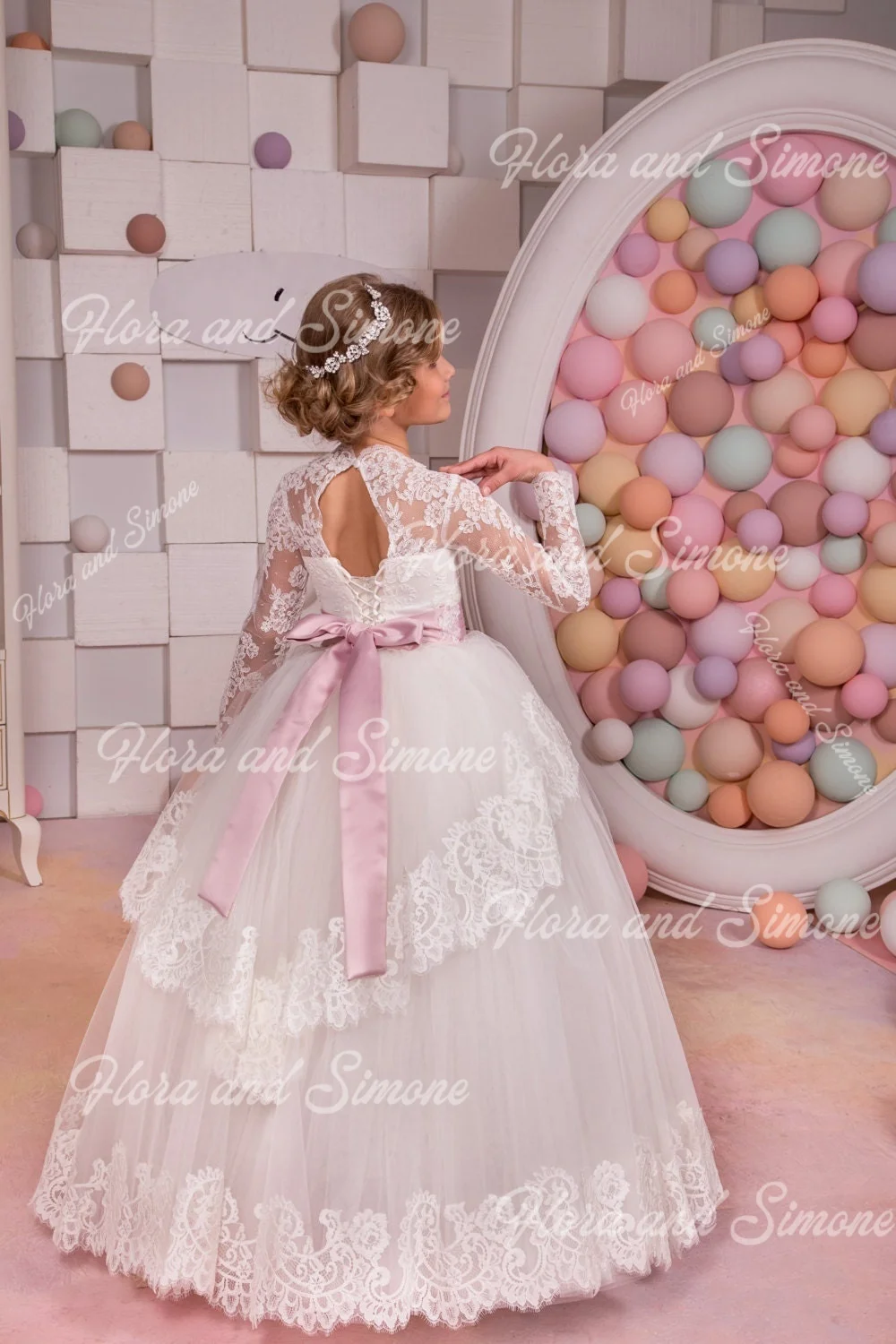 فساتين فتاة الزهور المخصصة مزينة بالدانتيل مع حزام تول وردي بدون أكمام لحفلات الزفاف وأعياد الميلاد والمناولة الأولى