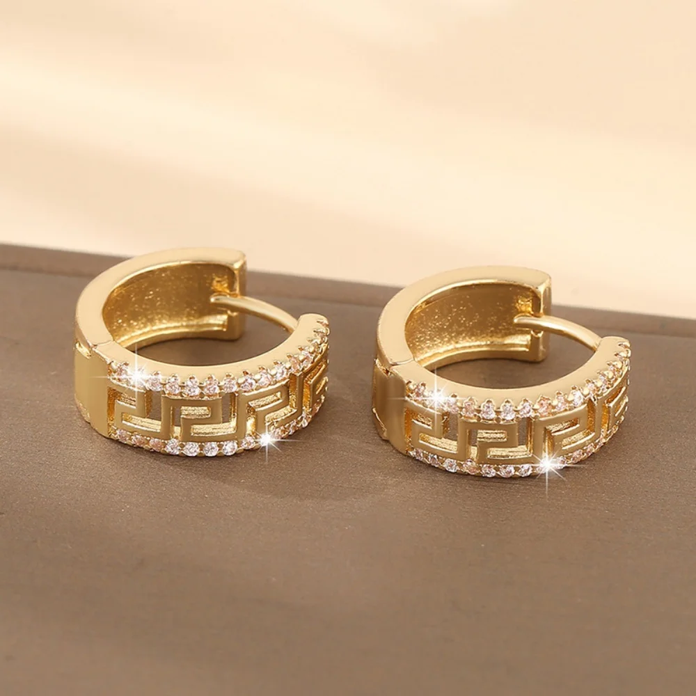 Leichter Luxus-Ohrschmuck mit Zirkonia, geometrischem Muster, kreisförmiger Ohrclip, trendige und modische Ohrringe – Detail 5