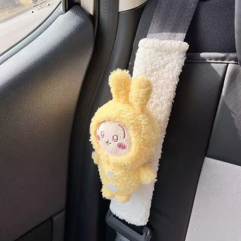 

Chiikawa автомобильная плюшевая наплечная подушка, ремень безопасности, наплечная подушка, анти-усадочная женская украшение автомобиля, Hachiware Usagi, праздничный подарок