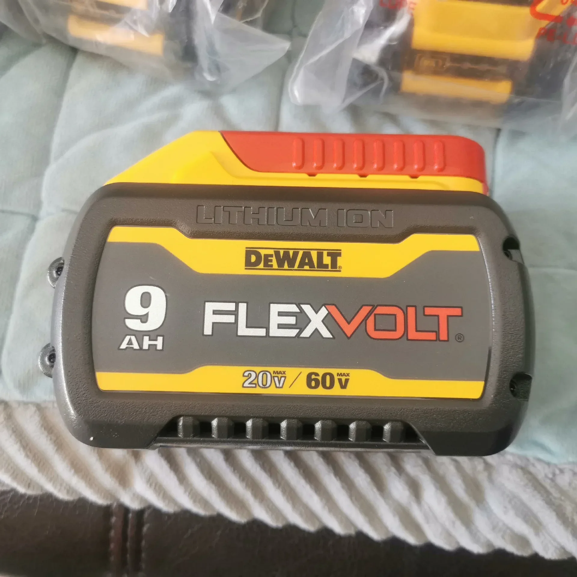 DEWALT CANADA DCB609 20V /60V MAX Lithium-Ion Battery Pack 9.0 Ah NEW