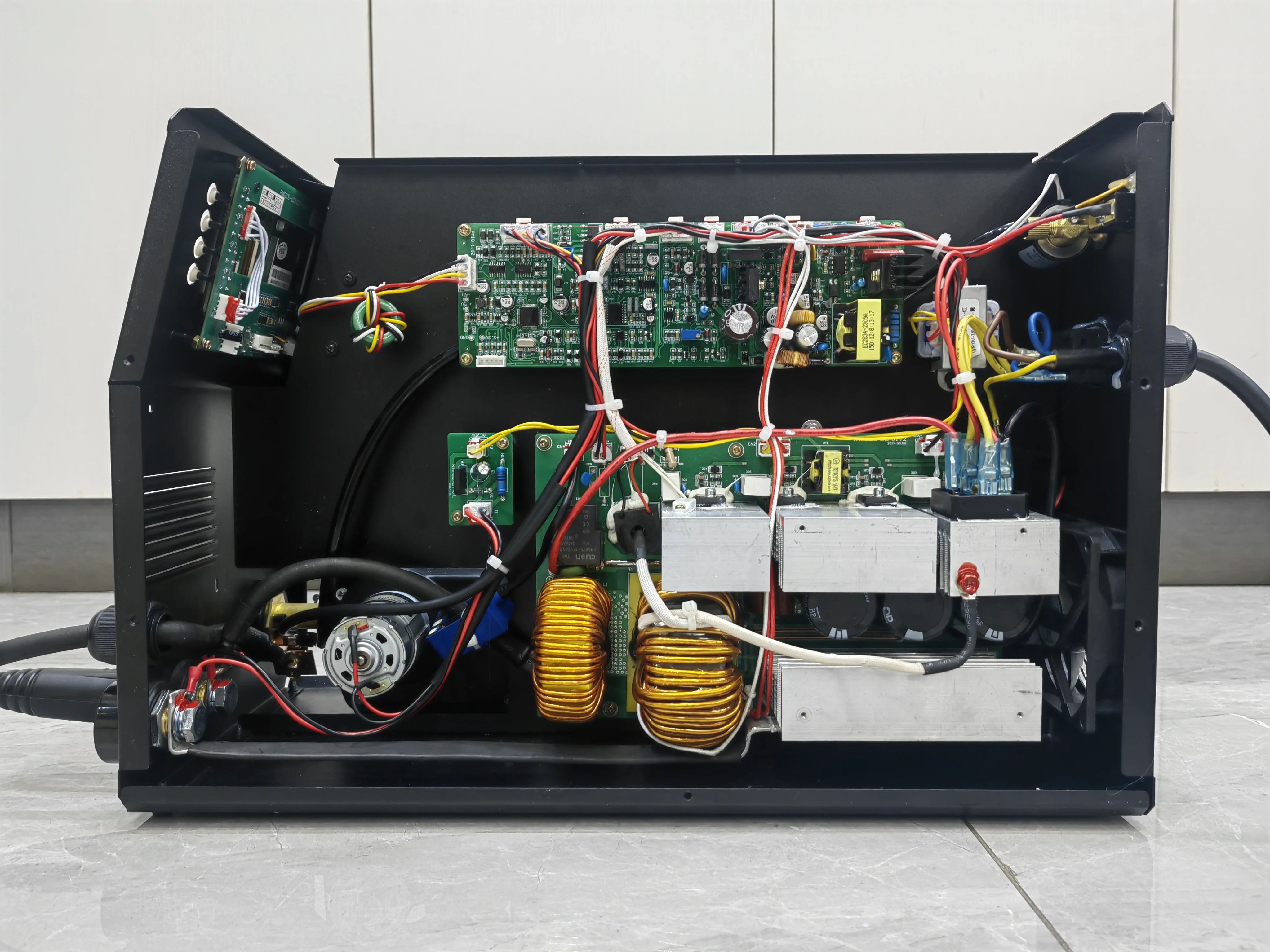 

5-in-1 MIG Welder Machine 200A Gasless with Flux Cored Wire 220V Multifunctional Motor New Condition