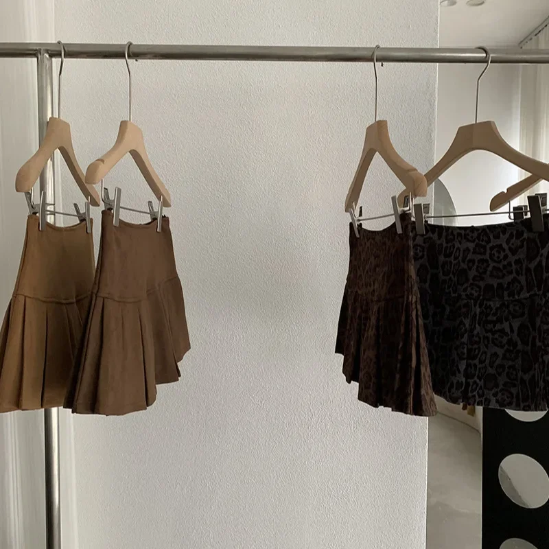 Oumale لون نقي من جلد الغزال تنورة صغيرة المرأة الخريف جديد الكورية نمط التخسيس مكافحة الضوء مطوي تنورة قصيرة ألف خط