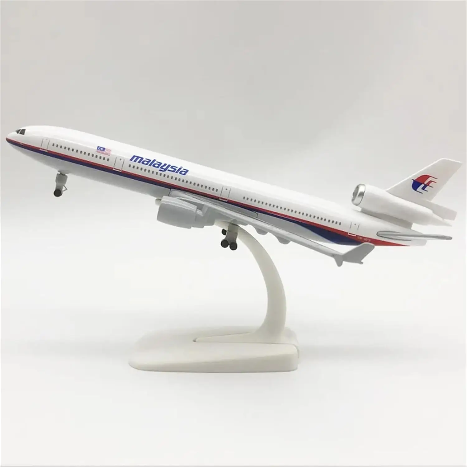 

Металлическая масштабная модель самолета Air Malaysia MD11, 20 см, 1/400, из сплава, статическая, литая, для мальчиков и детей, с подставкой для демонстрации, авиационная тематика