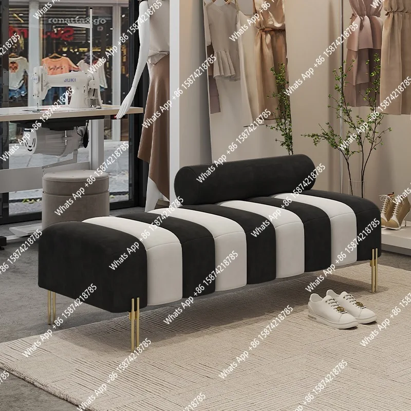 

Кремовый шезлонг с обивкой и металлическими ножками, изогнутой спинкой, современный и удобный, для гардеробных и бутиков