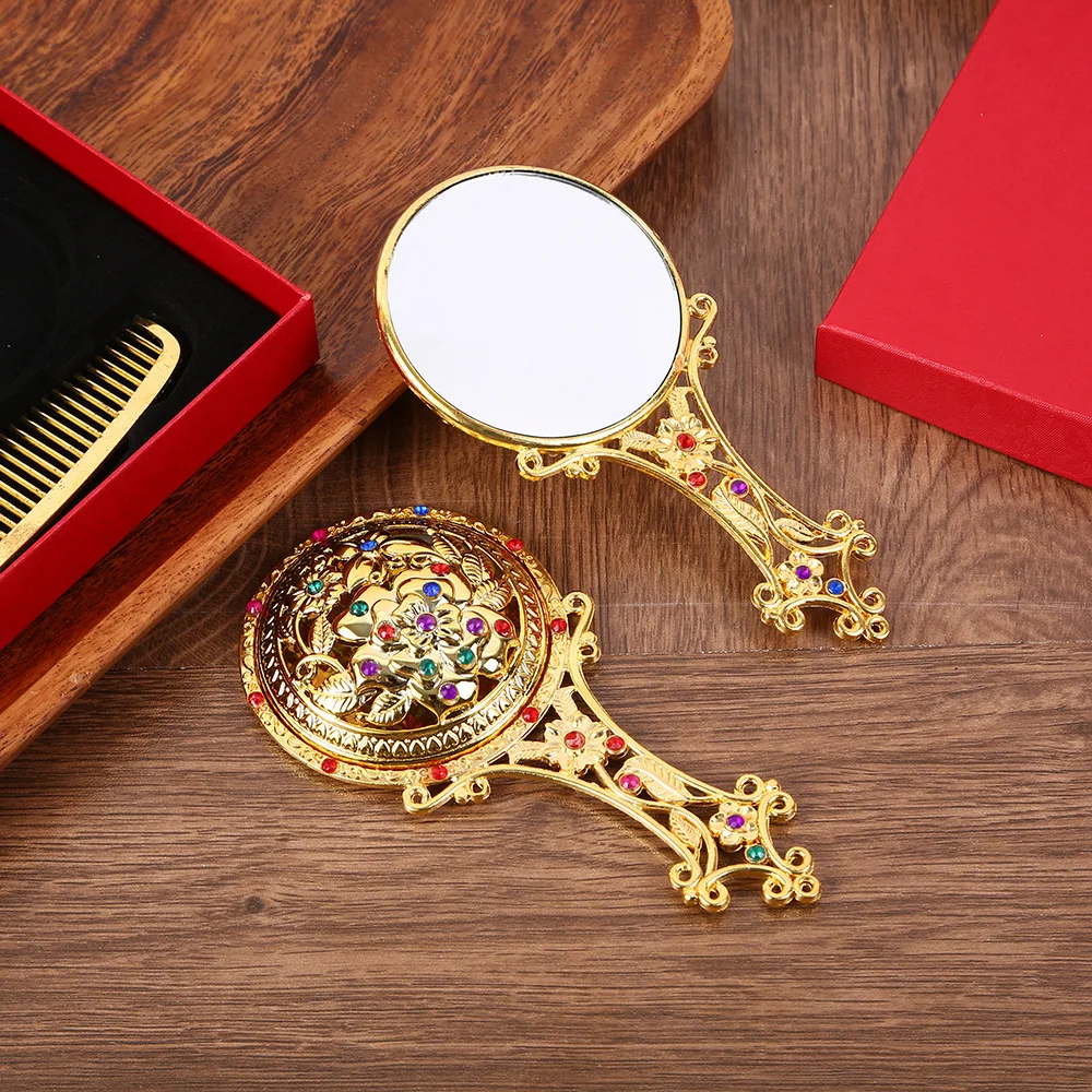 1 ชุดชุดหวีแต่งหน้าแบบพกพามือถือกระจกเครื่องสําอางโลหะผสมทอง Retro กระจกน่ารักกระเป๋าหวีกระจกชุด