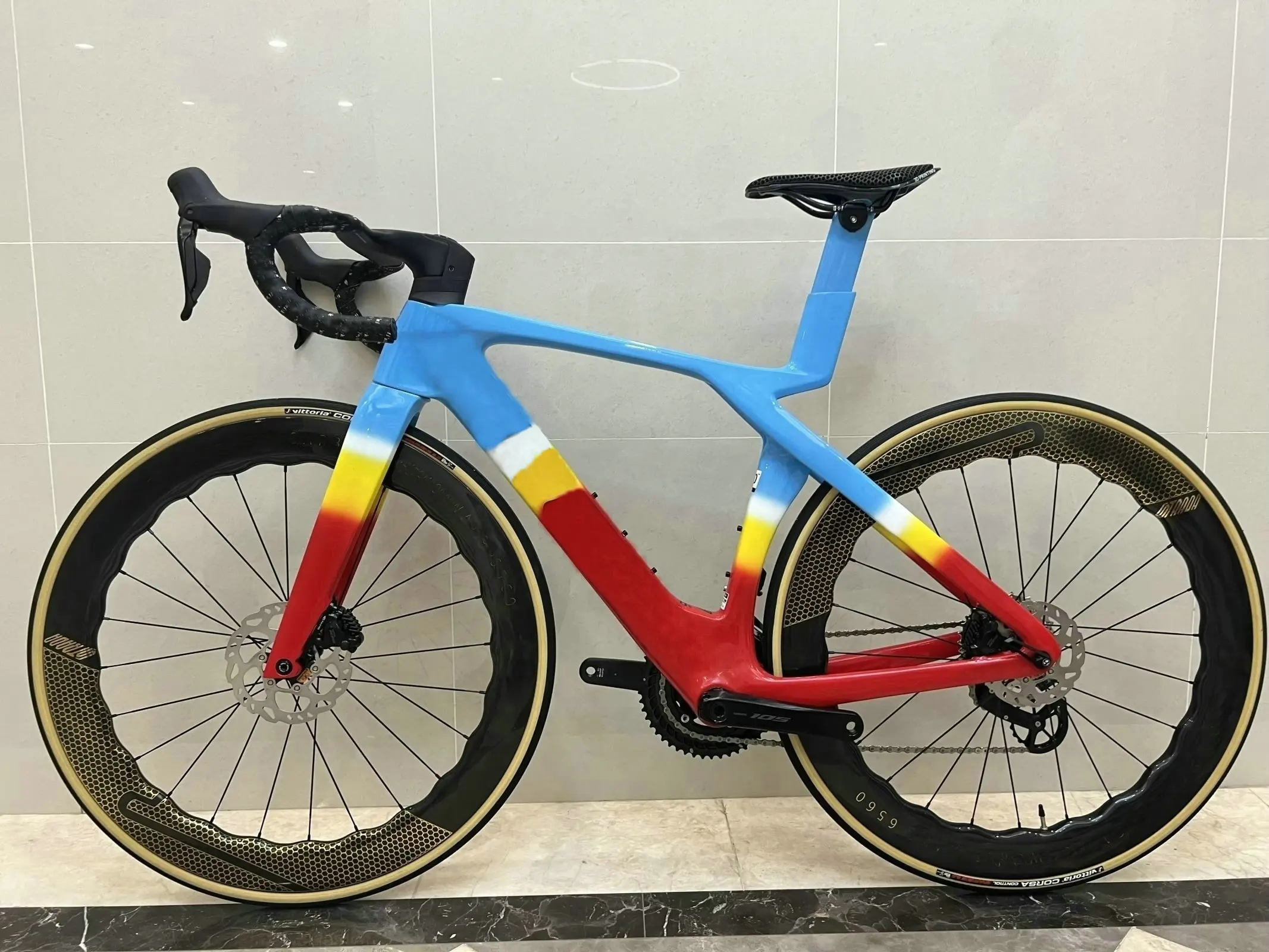 GEN7 Rennrad aus Carbon mit Scheibenbremsen, 700c Carbon-Laufrädern und Shimano-Komponenten, DIY mit individuellem Logo