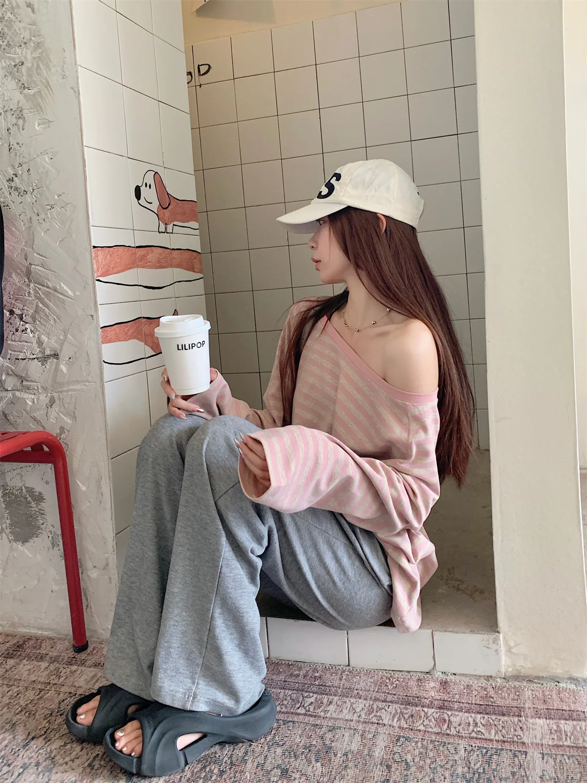 Neues Damen-Herbst-Oberteil: Locker geschnittenes, gestreiftes Off-Shoulder T-Shirt für Studentinnen – Langärmliges Oberteil mit schrägem Schulterdesign für Mädchen und Frauen, lässiges Basic-Shirt – Detail 5