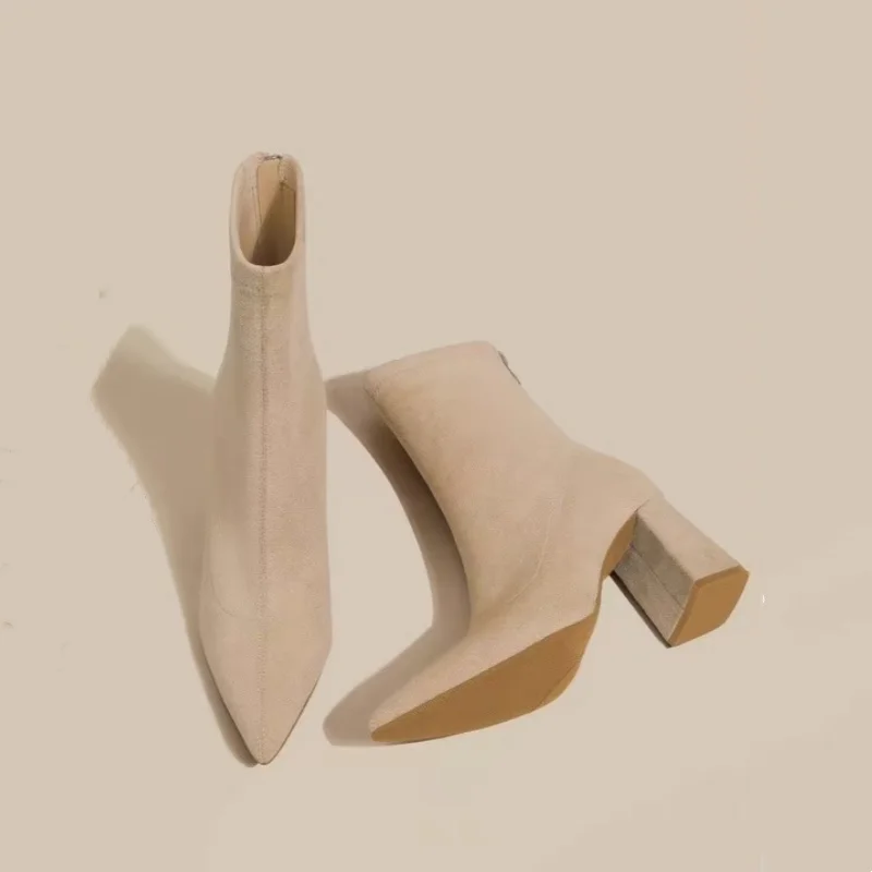 Elegante Winterstiefel in Übergröße mit spitzer Zehenpartie, aus Wildleder, bequem, mit quadratischem Absatz, lässige Arbeitsstiefeletten für Damen, modischer neuer Stil. – Detail 7
