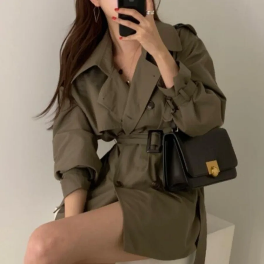 เสื้อโค้ทผู้หญิงทรงยาวปานกลาง สไตล์เกาหลี ผ้าฝ้าย ทรงหลวม กระดุมสองแถว พร้อมเข็มขัดรัดเอว ช่วยให้ดูผอมเพรียว เหมาะสำหรับฤดูใบไม้ร่วงและฤดูหนาว