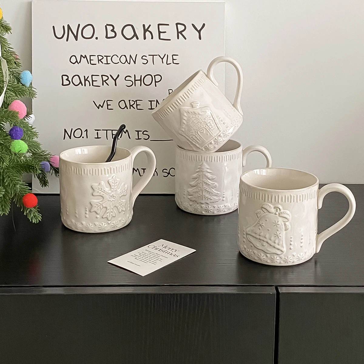 1 Stück Weihnachtsgeprägte Tasse, kreative geprägte Weihnachtsbaumhaus-Glocke-Tasse, niedliche geprägte Keramiktasse, Kaffeetasse, geeignet für Familien-Weihnachtsfeiern, Heimtrinken, Café,