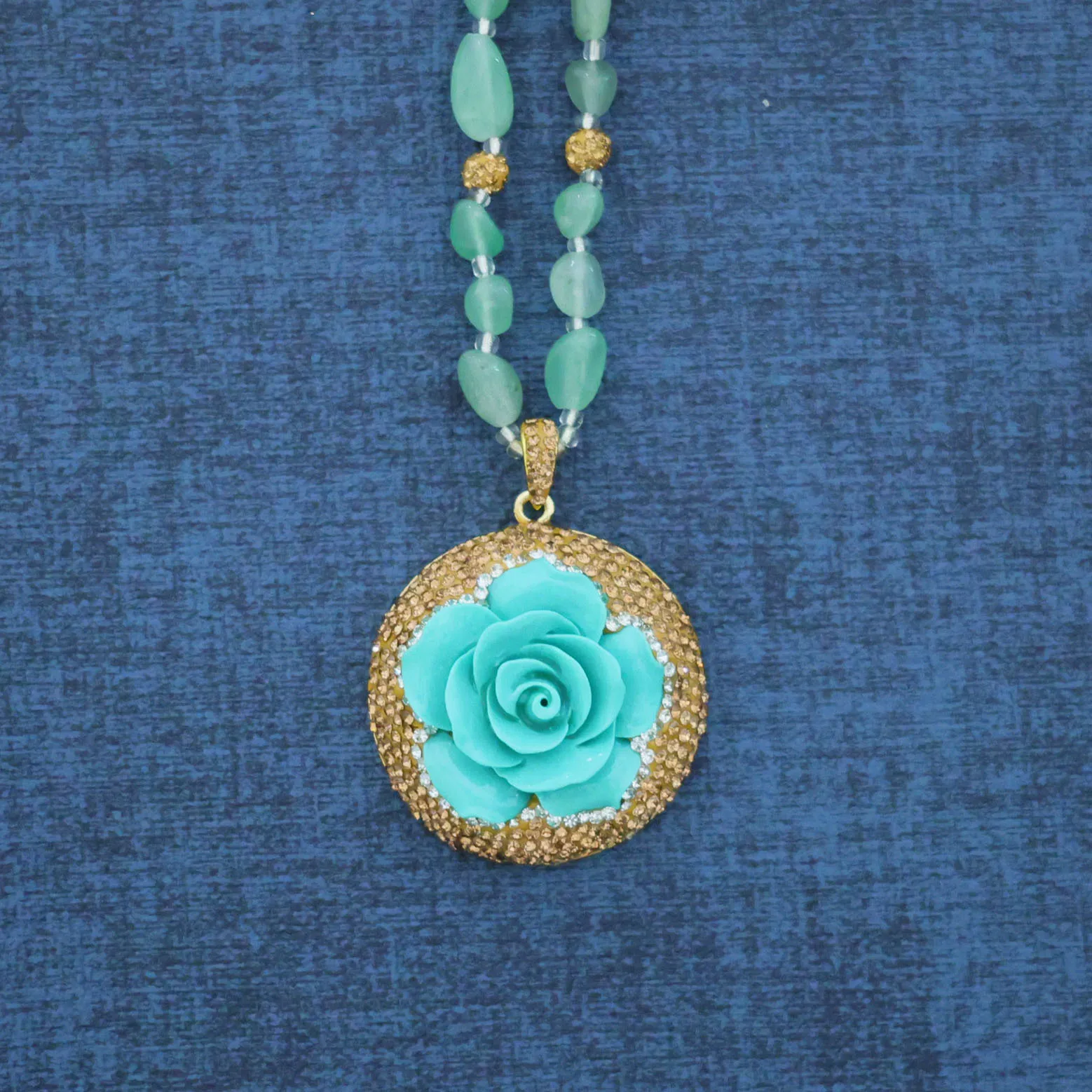 collana-in-lapislazzuli-naturale-con-rose-in-rilievo-e-pietra-verde-dongling-nuova-collezione-per-celebrita-del-web-e-trasmissioni-in-diretta