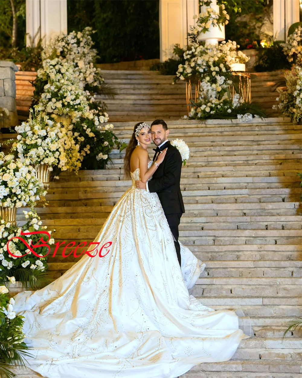 맞춤형 우아한 화이트 새틴 웨딩 드레스 고품질 Strapless 크리스탈 신부 가운 채플 트레인 오픈 백 드레스