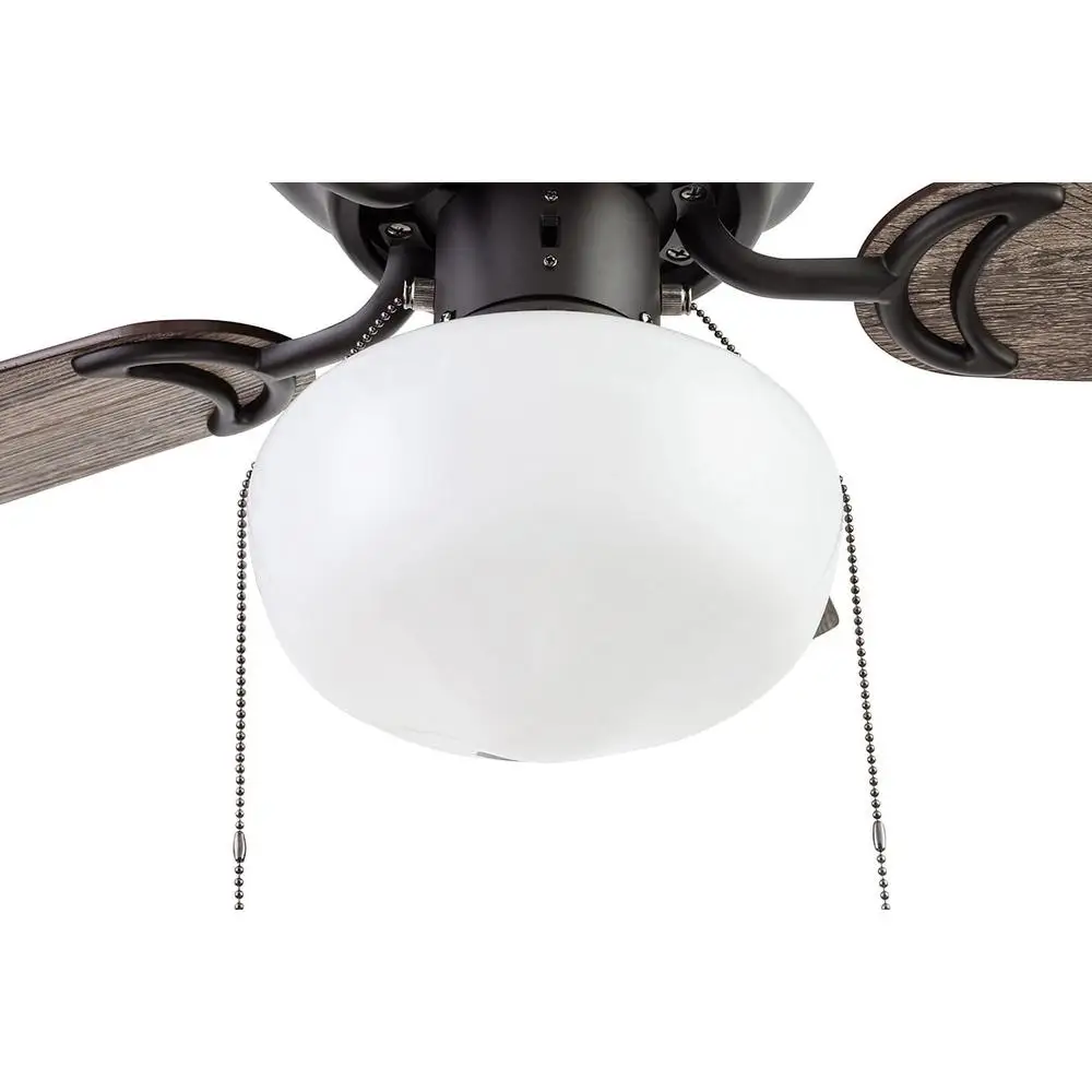 مروحة سقف مثبتة على السطح مقاس 28 بوصة مع سلاسل سحب خفيفة وشفرات قابلة للعكس ومروحة LED موفرة للطاقة في غرفة صغيرة